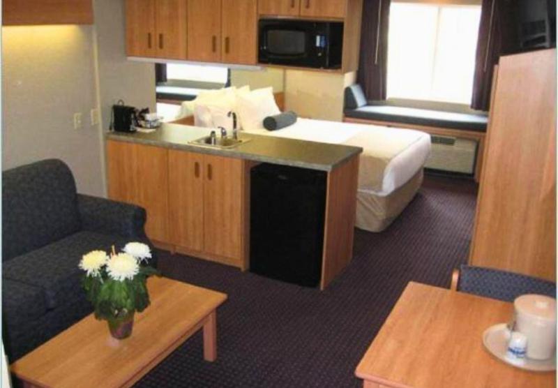 Queen Suite - Non-Smoking image 3