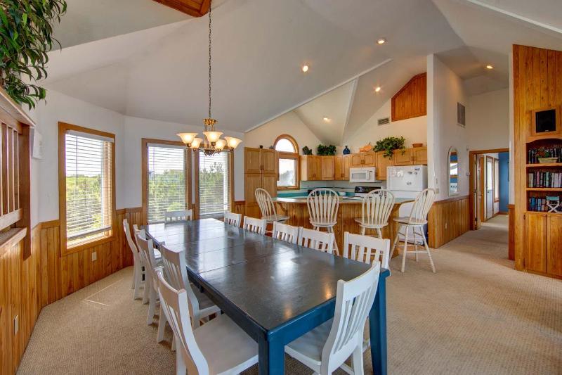 Oceanside in Whalehead with Pool Spa Sleeps 18 - image 32