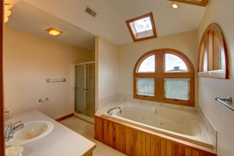 Oceanside in Whalehead with Pool Spa Sleeps 18 - image 39