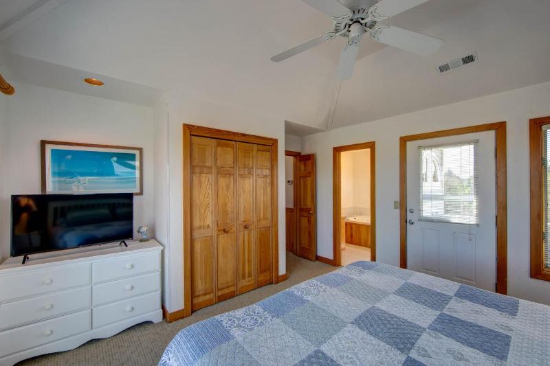 Oceanside in Whalehead with Pool Spa Sleeps 18 - image 10