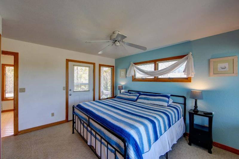 Oceanside in Whalehead with Pool Spa Sleeps 18 - image 35