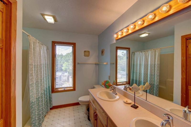 Oceanside in Whalehead with Pool Spa Sleeps 18 - image 33