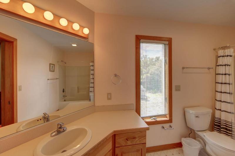 Oceanside in Whalehead with Pool Spa Sleeps 18 - image 26