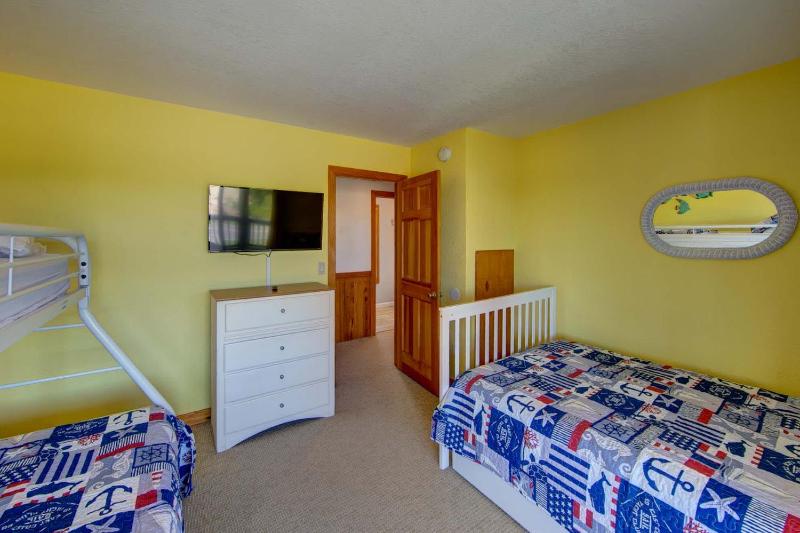 Oceanside in Whalehead with Pool Spa Sleeps 18 - image 24
