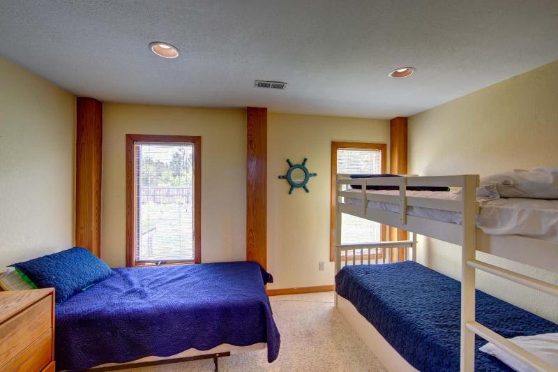 Oceanside in Whalehead with Pool Spa Sleeps 18 - image 3