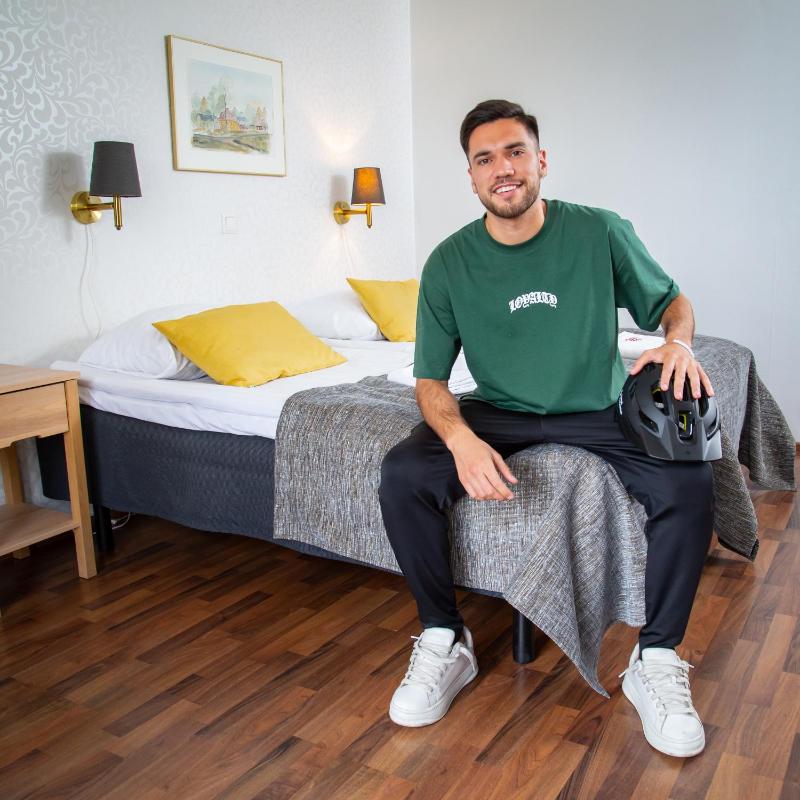 Standard Twin Room image 3