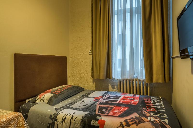 Economy Single Room with Shared Bathroom image 4