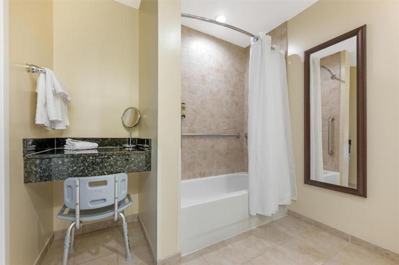 Queen Room with Two Queen Beds - Mobility Access image 3