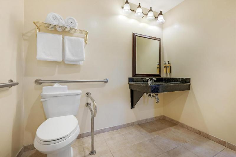 Queen Room with Two Queen Beds - Mobility Access image 4