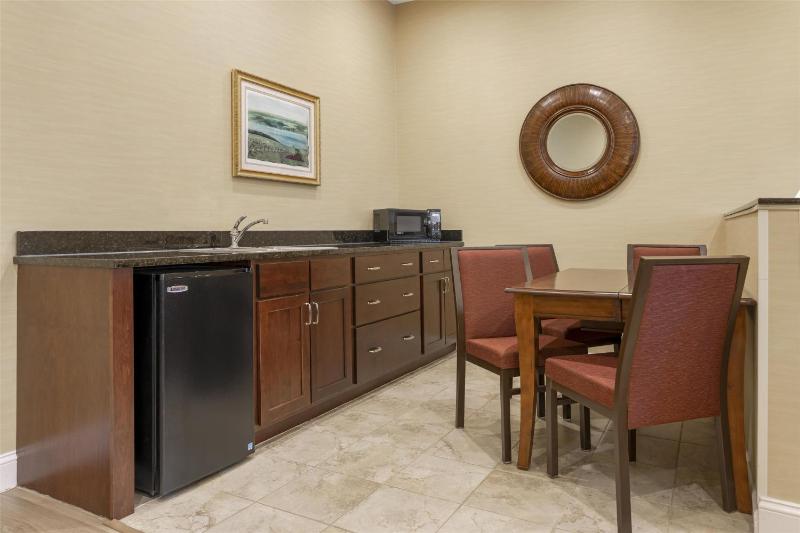 Deluxe King Suite image 3