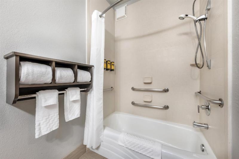 Queen Room with Two Queen Beds and Bath Tub - Disability Access image 2