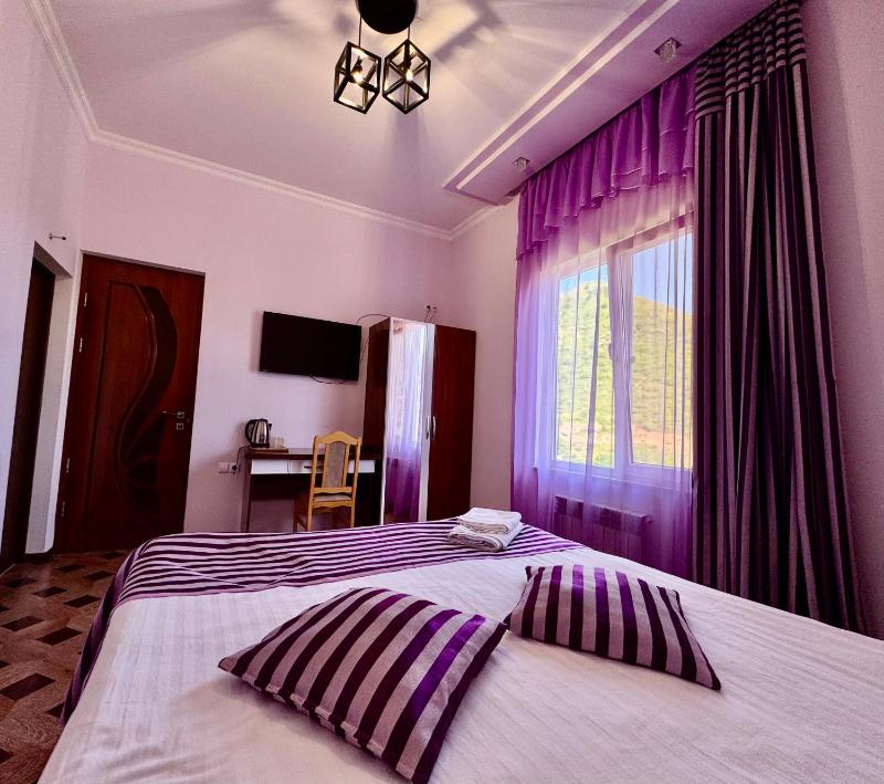 Double Room with Mountain View image 3