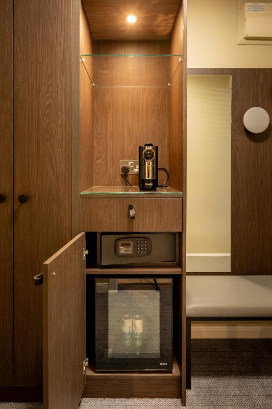One-Bedroom Apartment image 4