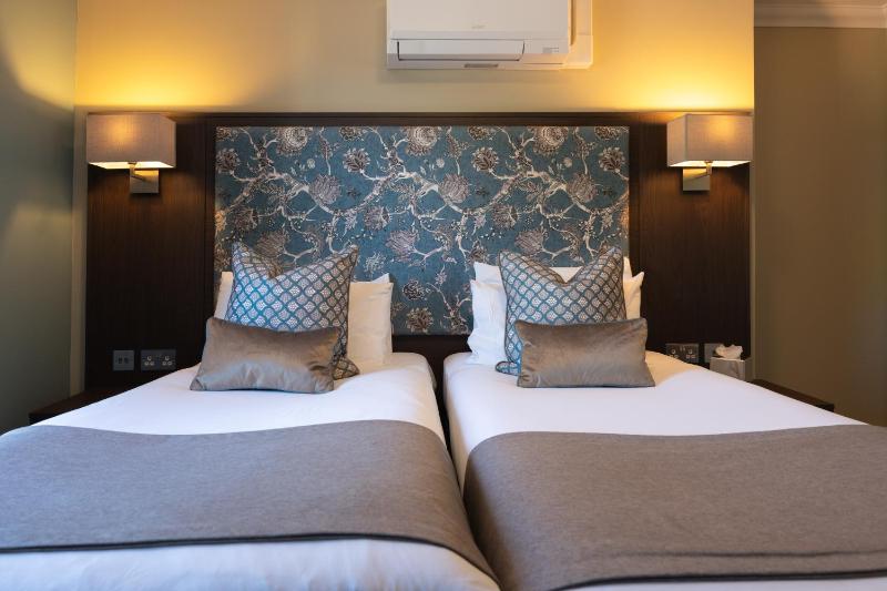 Twin Room image 3