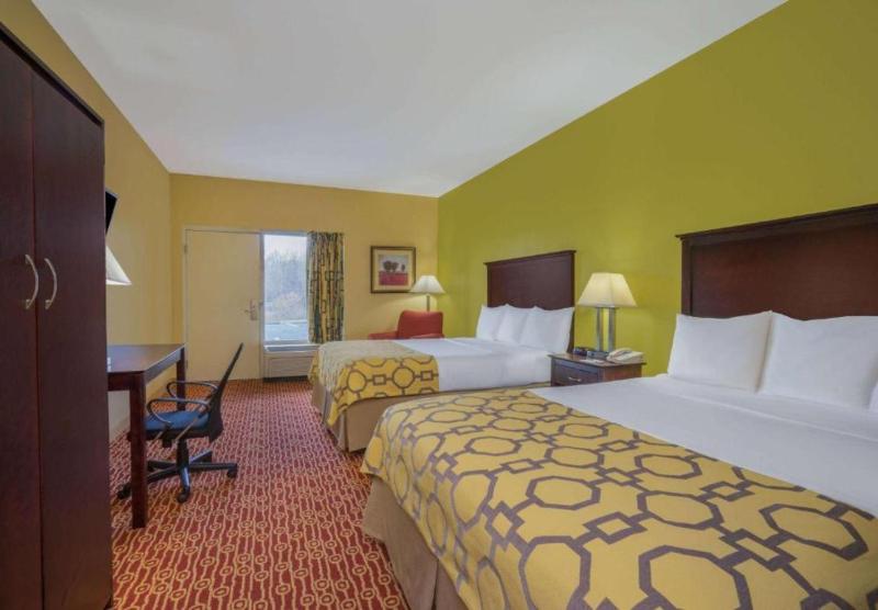 Queen Room with Two Queen Beds - Non-Smoking image 2