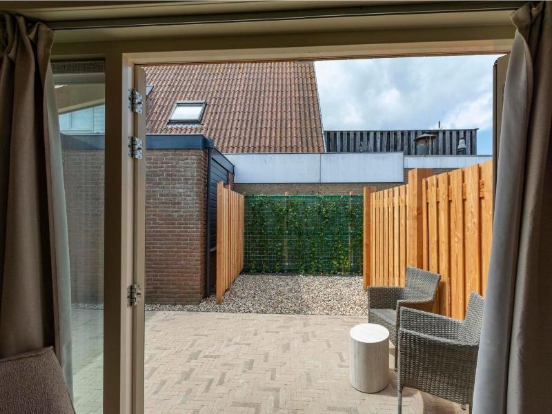 Beautiful suite on the village square - image 11