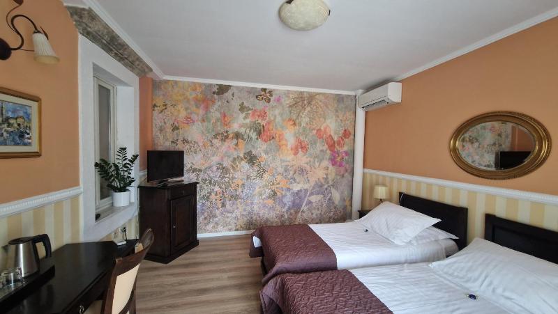 Deluxe Room image 3