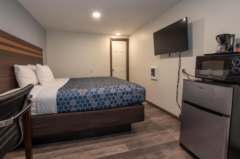 Standard King Room image 3