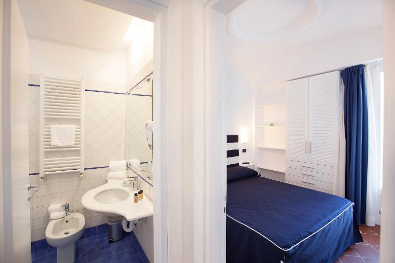 One-Bedroom Apartment with Partial Sea View image 3