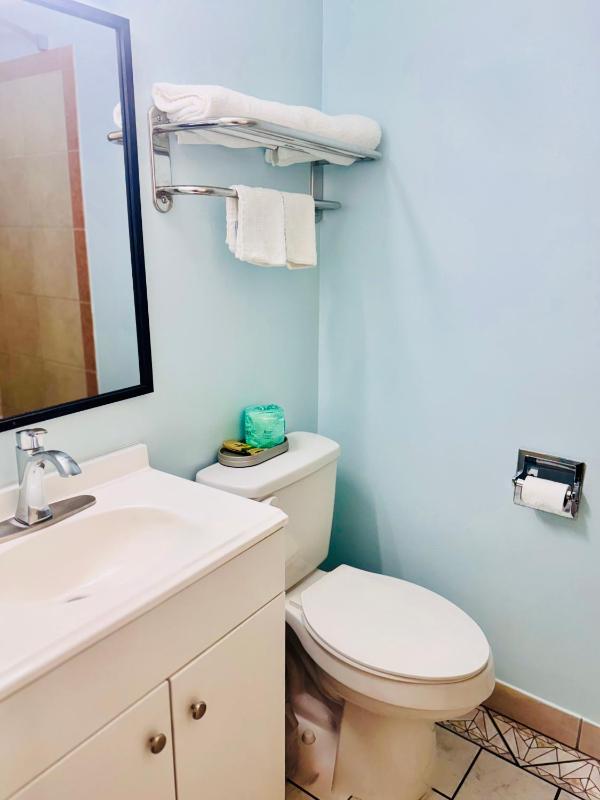Standard King Room image 2