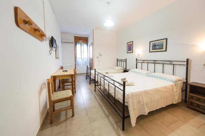 Standard Double Room image 3