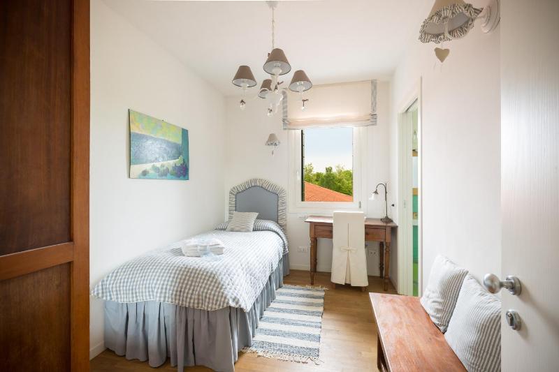 Single Room image 4