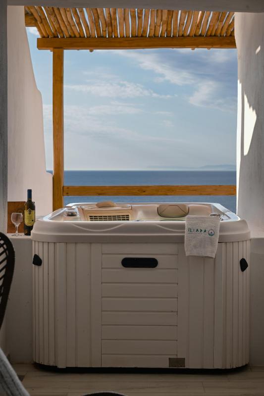 Deluxe Suite with Spa Bath image 1