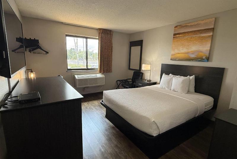 Queen Room with Mobility/Hearing Impaired Access/Ground Floor, No-Smoking image 1