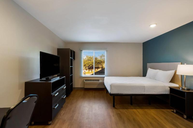 Standard Double Room with Roll-In Shower - Disability Access/Non-Smoking  image 3