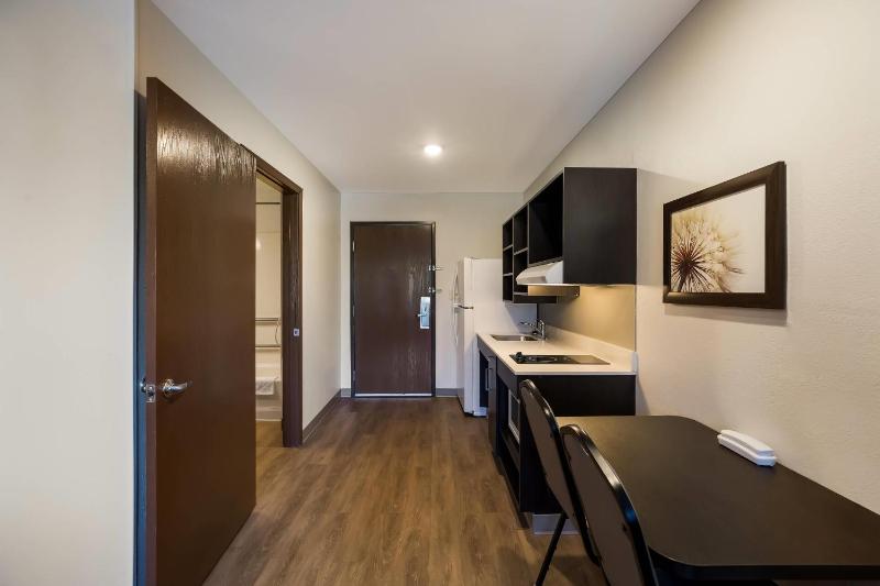 Standard Double Room with Roll-In Shower - Disability Access/Non-Smoking  image 2