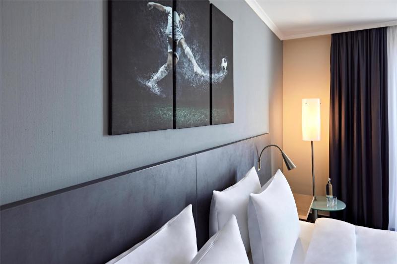 Deluxe King Room image 1