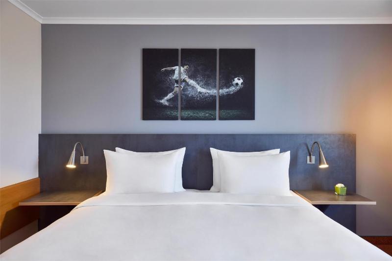 Deluxe King Room image 3