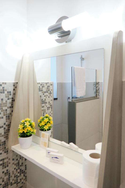 One-Bedroom Apartment image 4