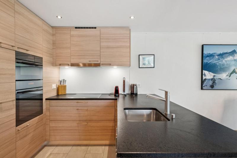Deluxe Three-Bedroom Apartment image 2