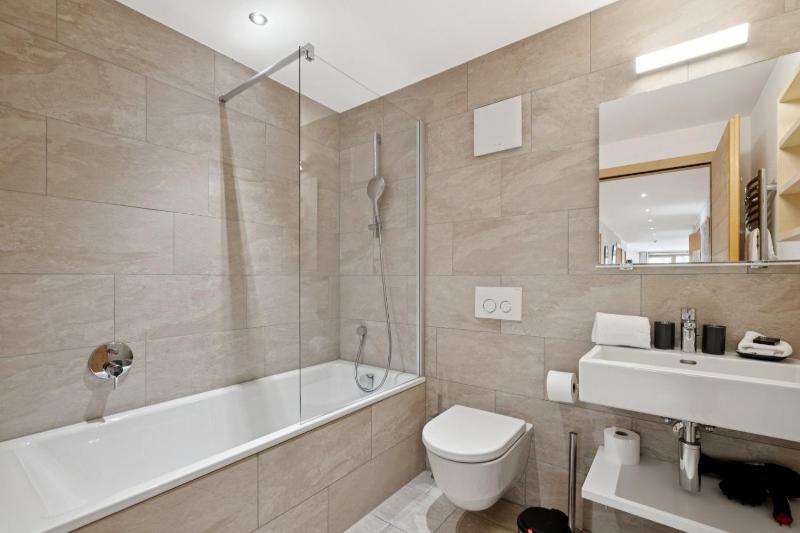 Deluxe Three-Bedroom Apartment image 3
