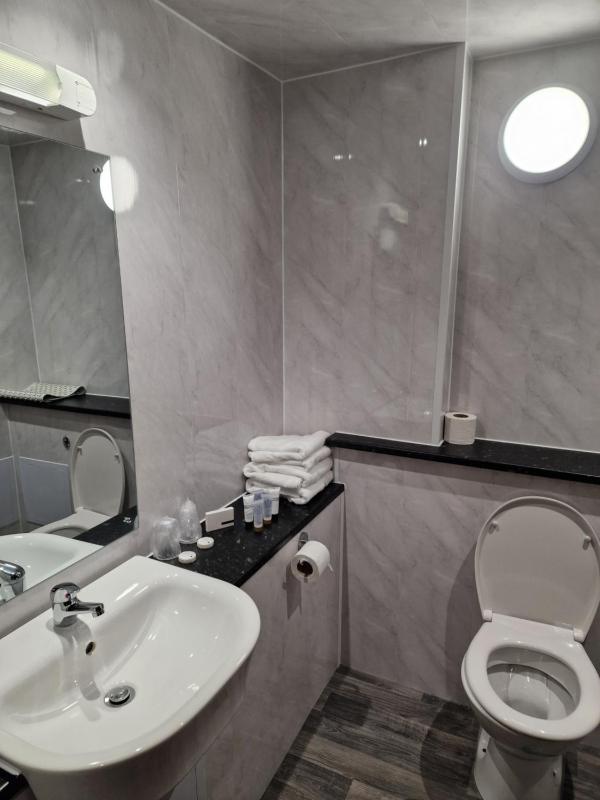 Double or Twin Room image 4