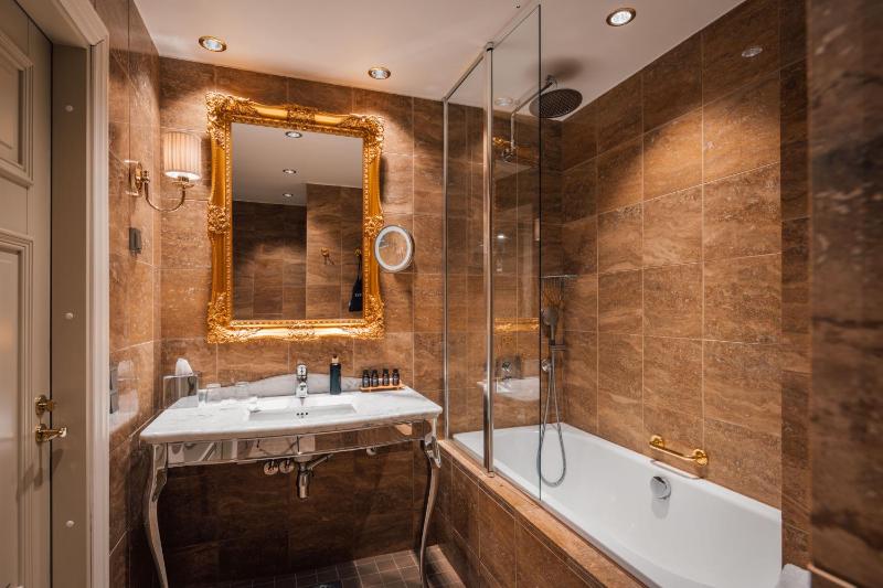 Deluxe Double Room - Manor Building - Spa Access Included image 4