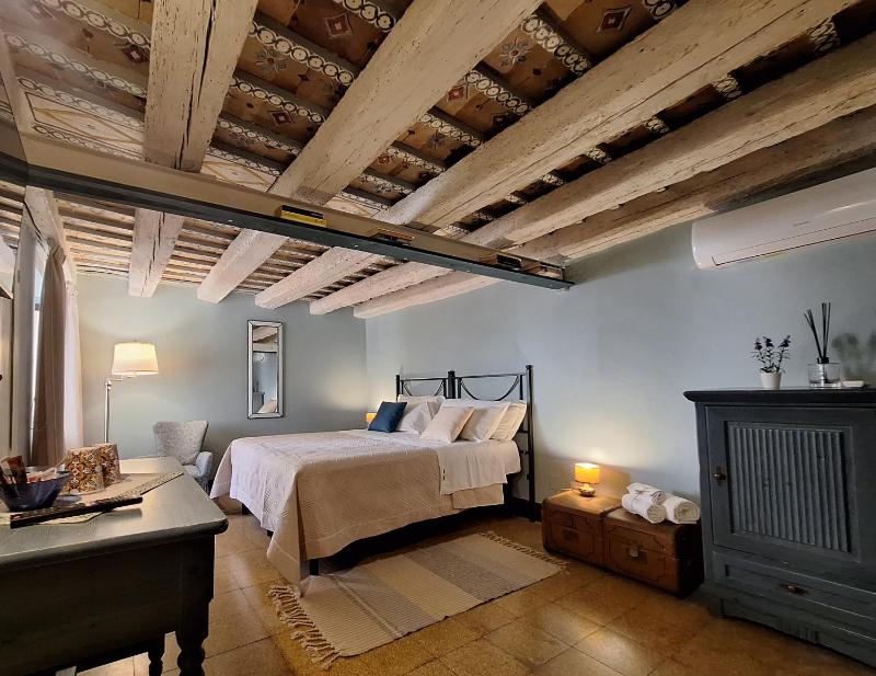 Small Double Room image 1