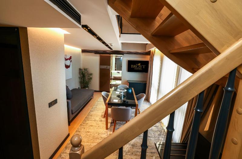 Penthouse Room image 4