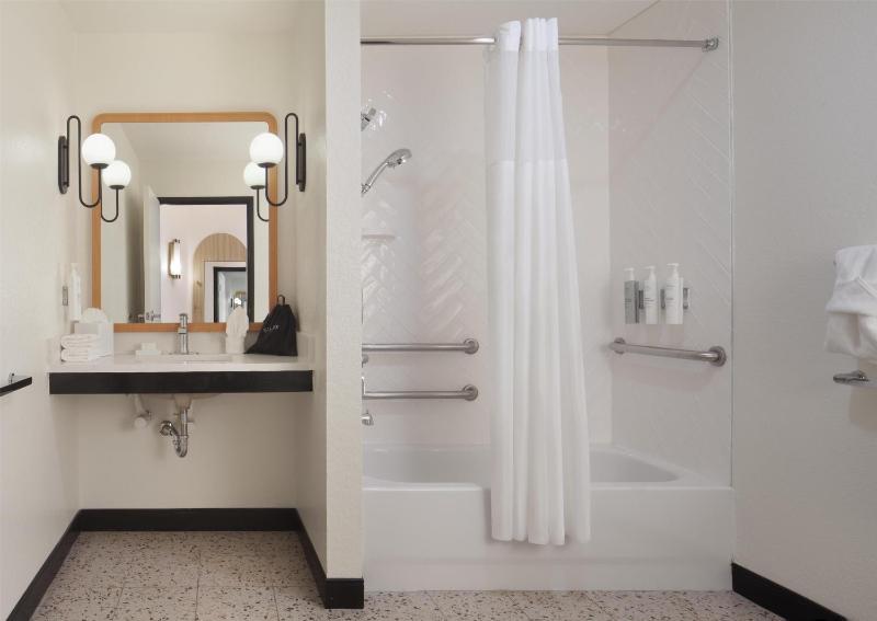 Queen Room with Two Queen Beds and Bath Tub - Mobility and Hearing Access image 2
