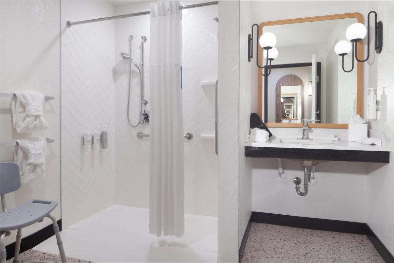 King Room with Roll-In Shower - Mobility and Hearing Access image 2