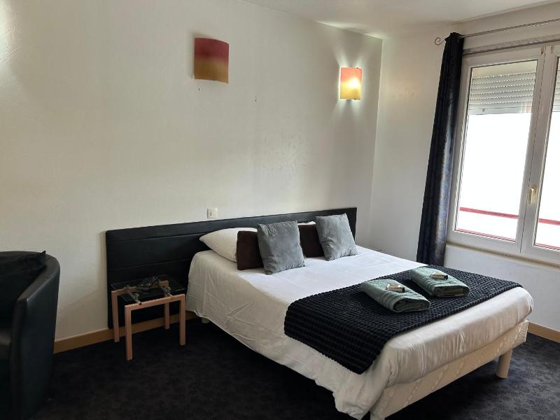 Economy Triple Room image 4