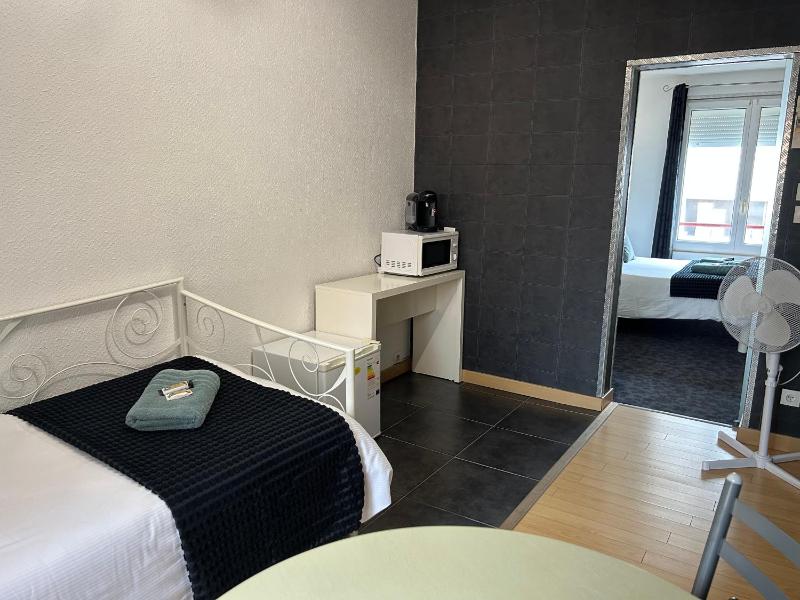 Economy Triple Room image 2