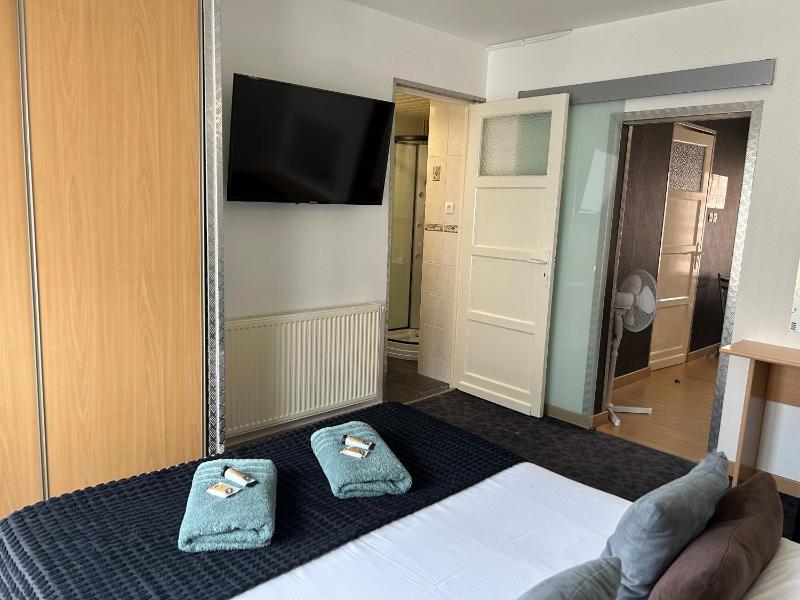 Economy Triple Room image 3