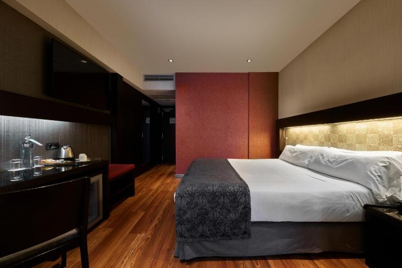 Triple Room (2 Adults + 1 Child) image 1