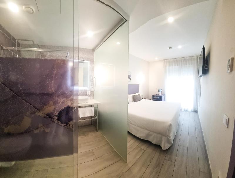 Economy Double Room image 3