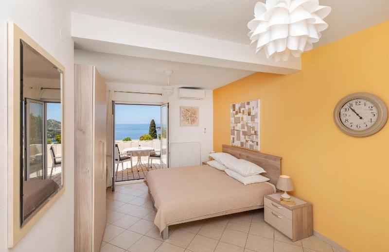 Studio Apartment with Balcony and Sea View image 4