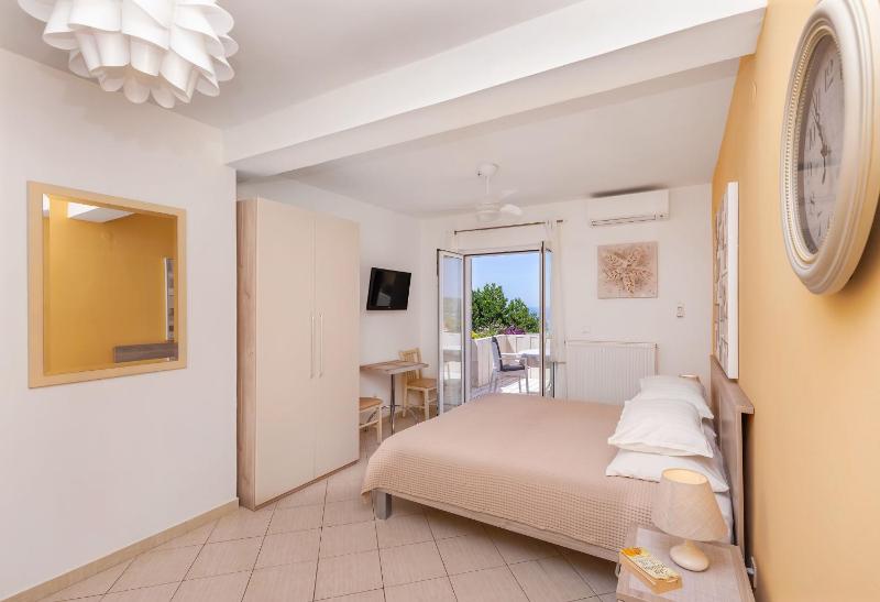 Studio Apartment with Balcony and Sea View image 2