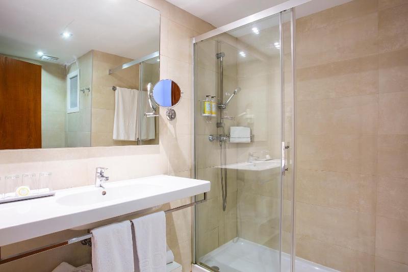 Double Room with Balcony image 3