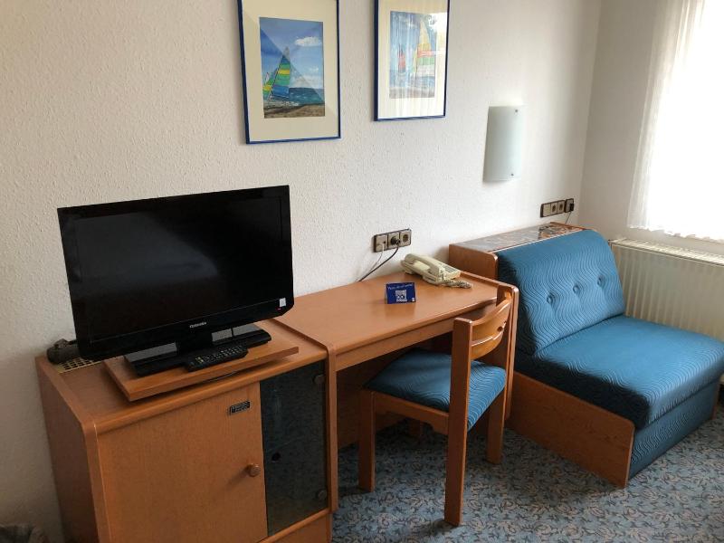 Twin Room image 3